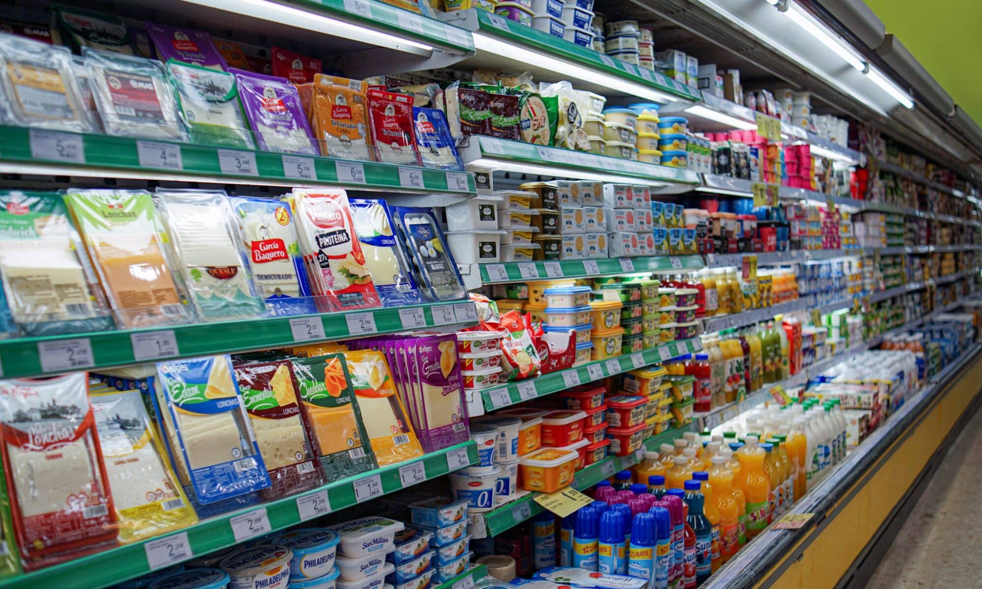 Estantería de supermercado con productos etiquetados