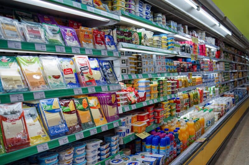 Estantería de supermercado con productos etiquetados