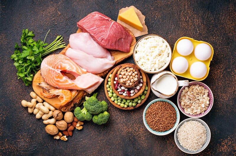 Alimentos ricos en proteína y triptófano: carne, pescado, huevos, frutos secos