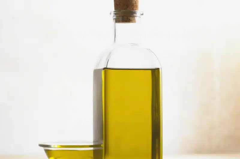 Botella de cristal con aceite de oliva